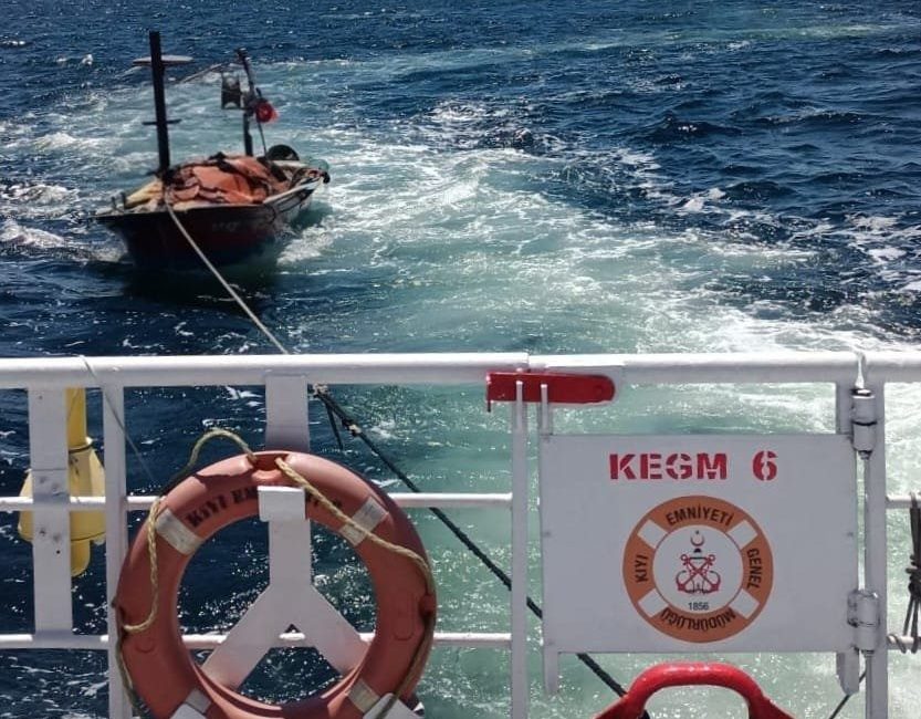 Çanakkale Boğazı’nda sürüklenen ve içinde 1 kişinin bulunduğu tekne Kıyı