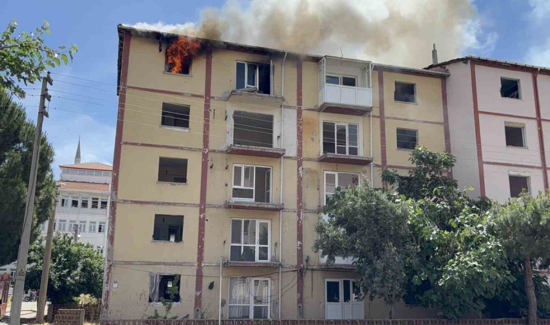 Çanakkale’de boş bir apartmanın 5’inci katında çıkan yangın itfaiye ekiplerinin