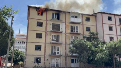 Çanakkale’de boş bir apartmanın 5’inci katında çıkan yangın itfaiye ekiplerinin