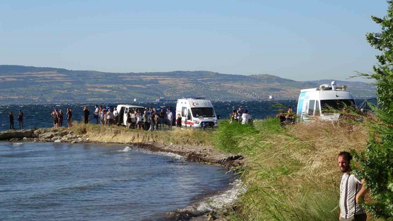 Çanakkale’de denizde kaybolan 14 yaşındaki çocuk için arama çalışması başlatıldı.