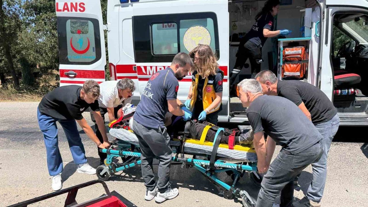 Çanakkale’nin Çan ilçesine bağlı Tepeköy köyü yol kavşağında motorlu bisiklet