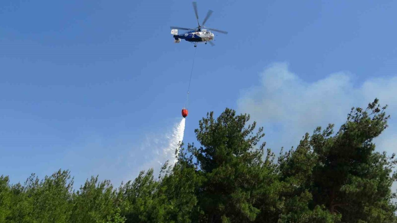 Çanakkale’de tarım arazisinde çıkan yangın ekiplerin havadan ve karadan müdahalesiyle