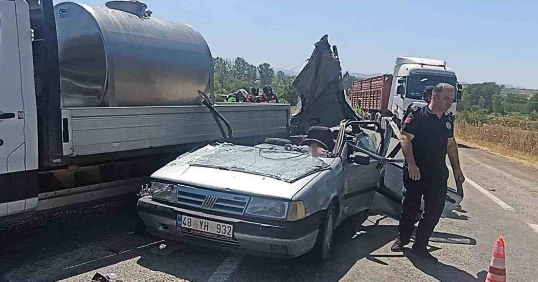 Çanakkale’nin Çan ilçesinde otomobilin kamyonete arkadan çarptığı kazada 2’si ağır
