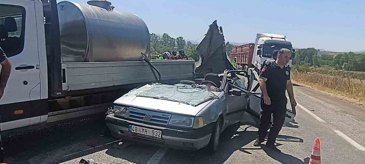 Çanakkale’nin Çan ilçesinde otomobilin kamyonete arkadan çarptığı kazada 2’si ağır