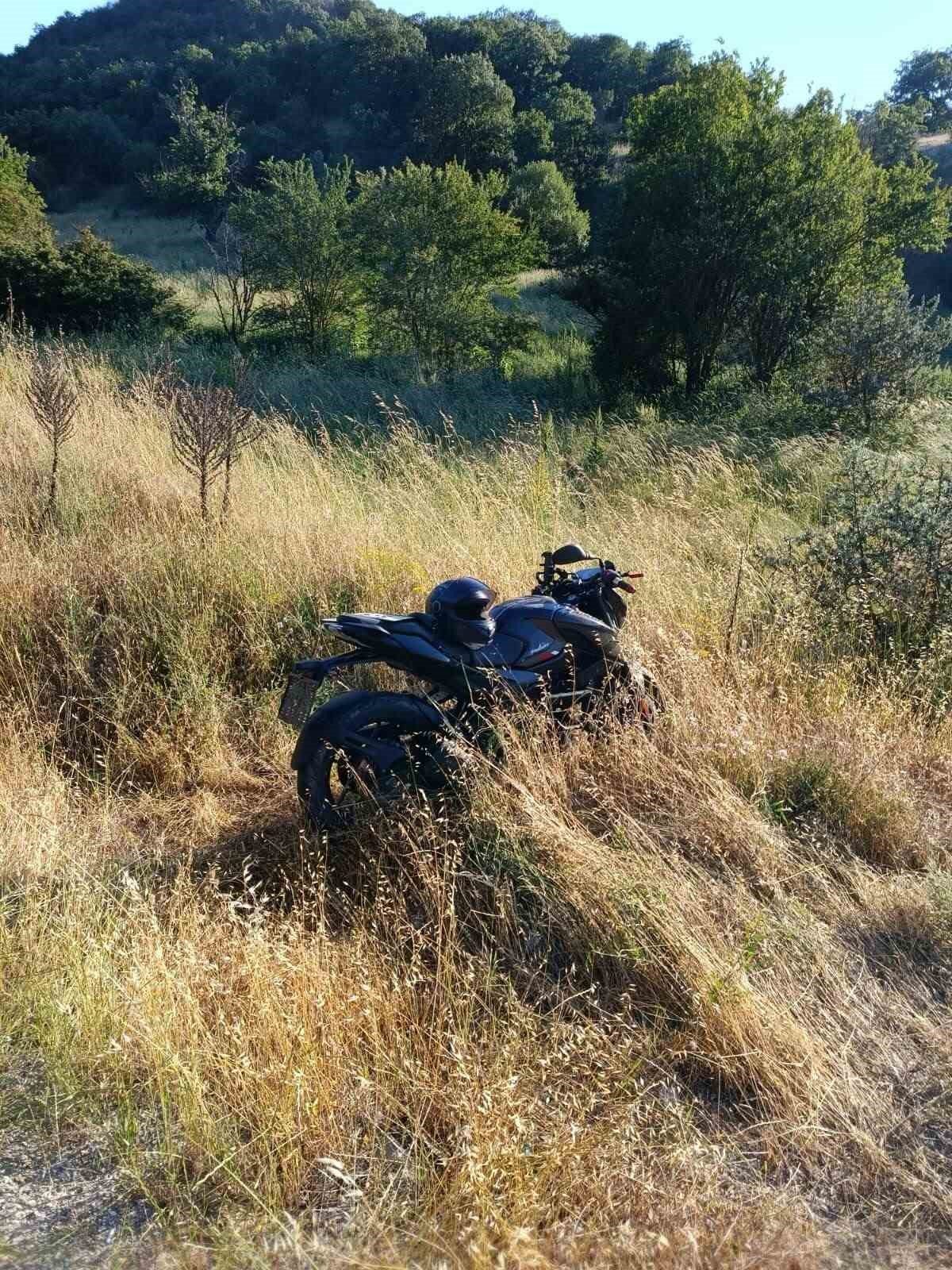 Bilecik’te direksiyon hakimiyetini kaybeden motosiklet sürücüsünün tarlaya savrulması sonucu meydana