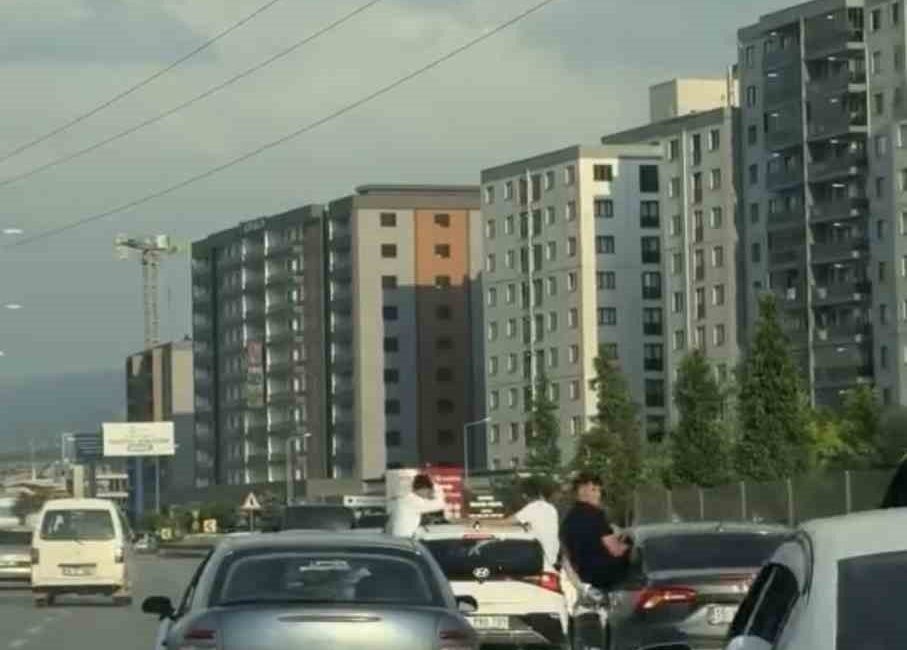 Bursa’da düğün konvoyunda tehlikeli hareketler yapan şahıslar, hem kendi canlarını