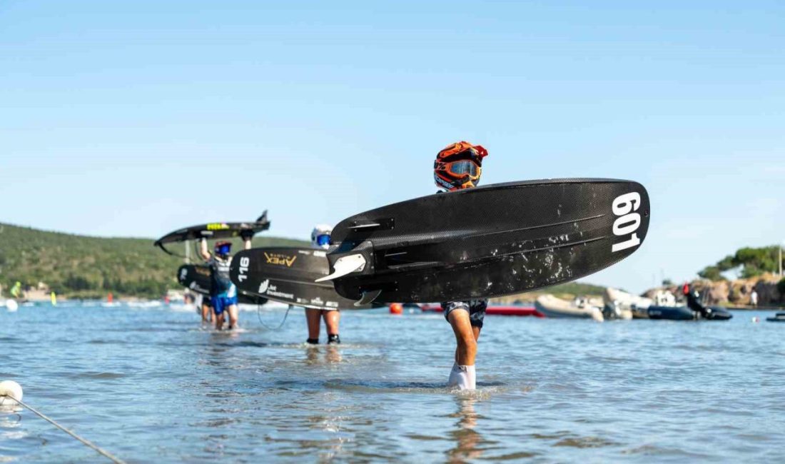 Çeşme Şifne’de düzenlenen İzeltaş Dünya Motosurf Şampiyonası’nın ilk etap yarışlarının