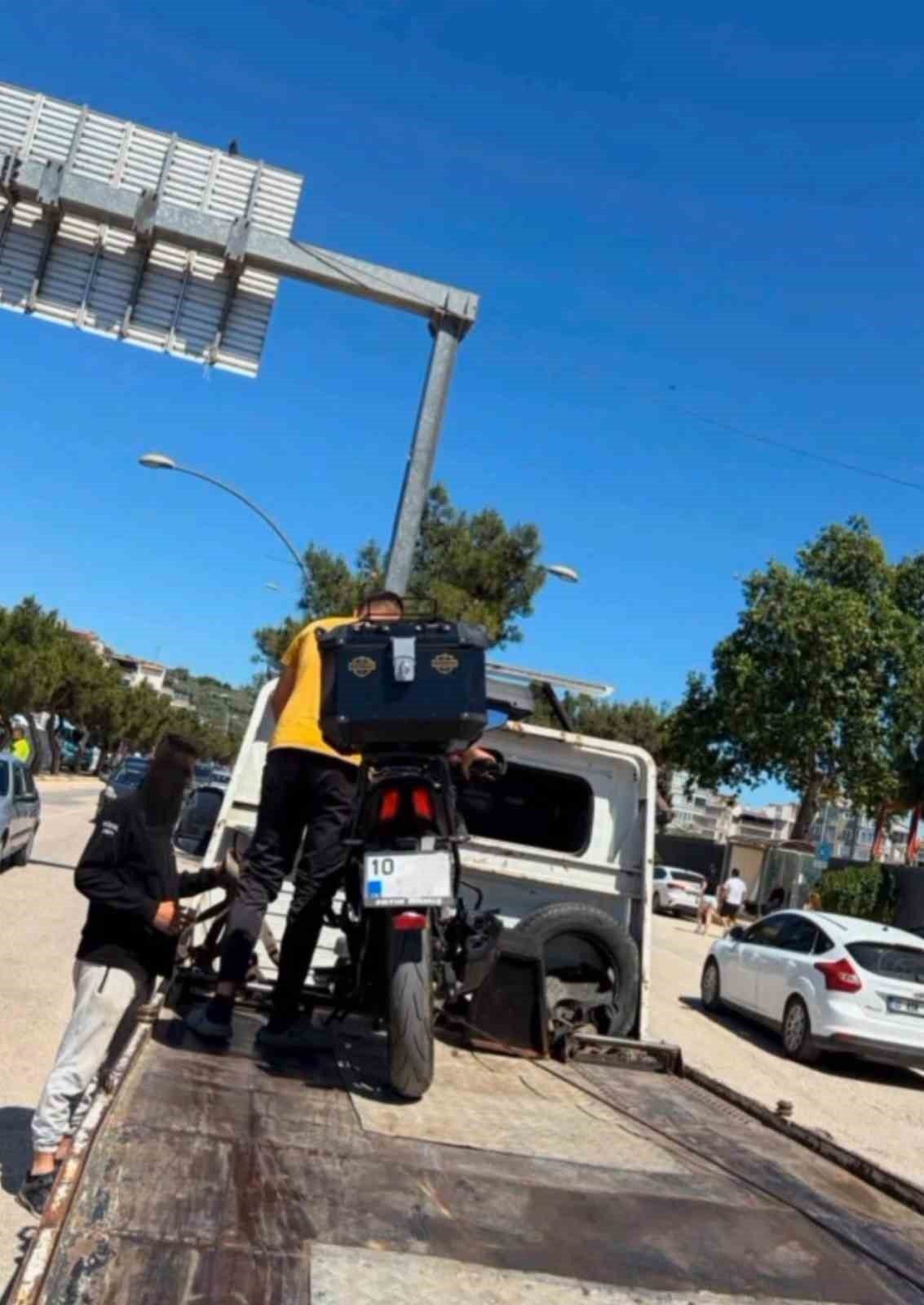 Balıkesir’in Erdek ilçesinde polis ekiplerinin “dur” ihtarına uymayarak kaçan motosiklet
