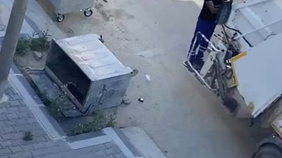 Edirne’de devrilerek yan yatan bir çöp konteynerinin yaklaşık bir haftadır