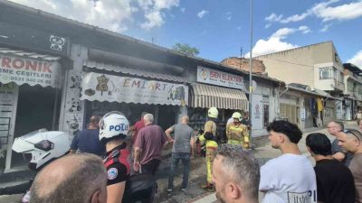 Edirne’de bir iş yerinde çıkan yangını, vatandaşlar hortum ve kovalarla