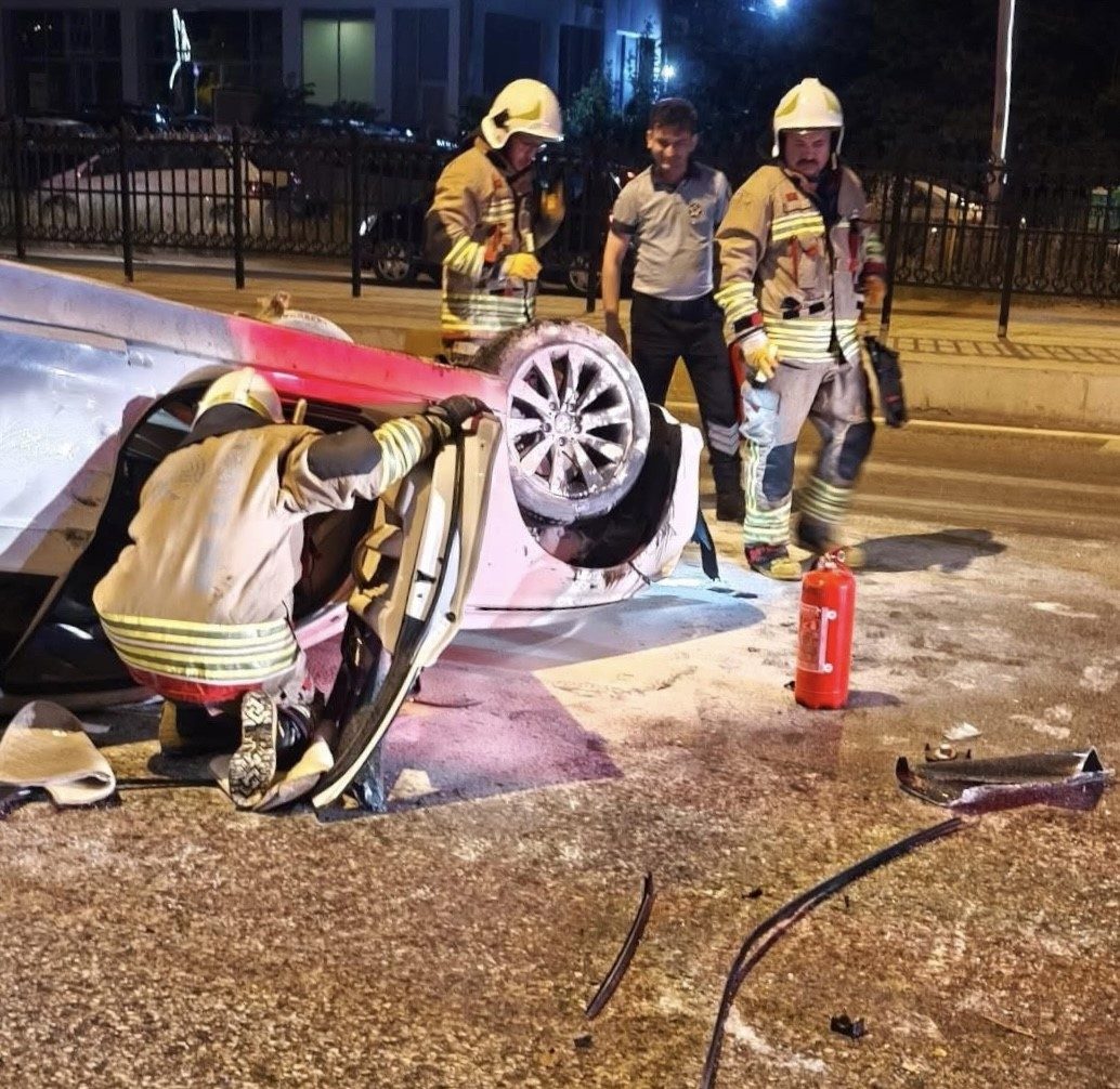 Edirne’de orta refüje çarpıp ters dönen otomobilde 1 kişi yaralandı.