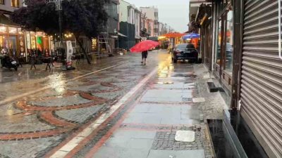 EDİRNE (İHA) – Edirne’de etkili olan sağanak yağış, hayatı olumsuz