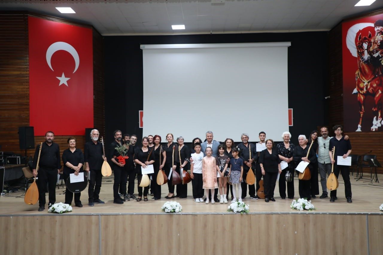 Edremit Belediyesi Atatürk Gençlik Merkezi Bağlama Atölyesi kursiyerleri tarafından hazırlanan