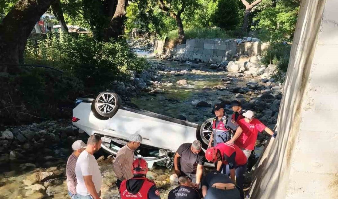 Edremit ilçesinde direksiyon hakimiyetini kaybeden sürücü, otomobiliyle Kızılkeçili Deresi’ne uçtu.