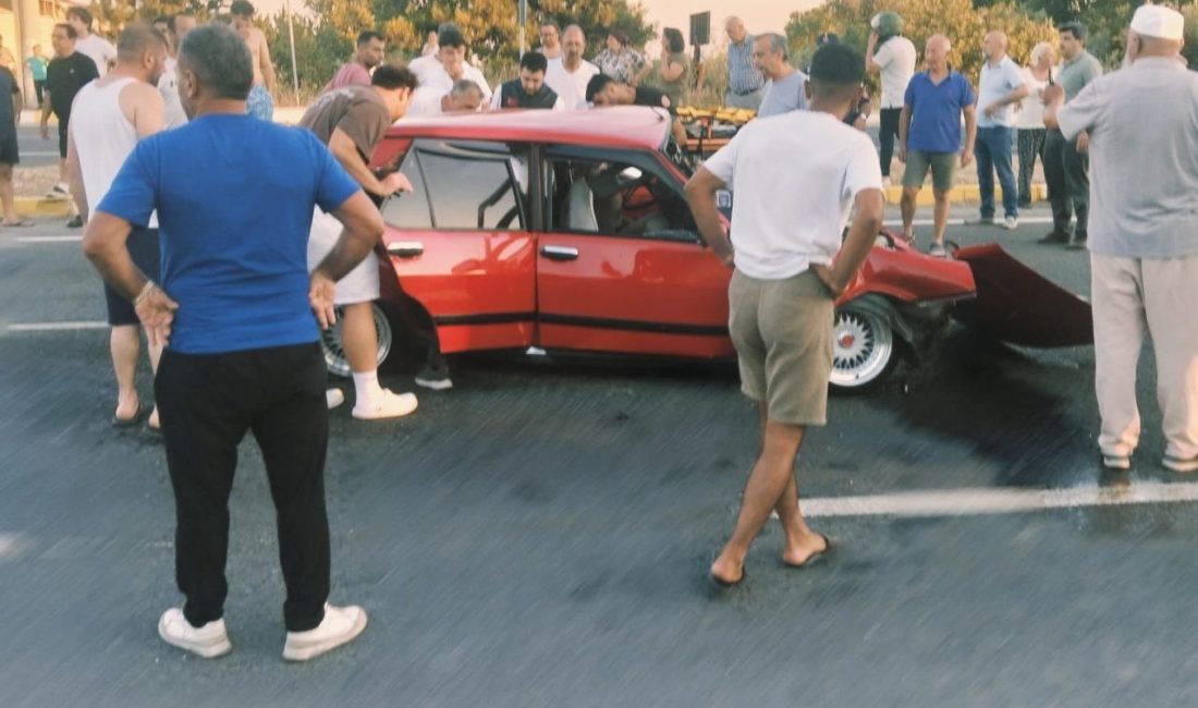 Balıkesir’in Edremit ilçesinde iki otomobilin kavşakta çarpışması sonucu meydana gelen