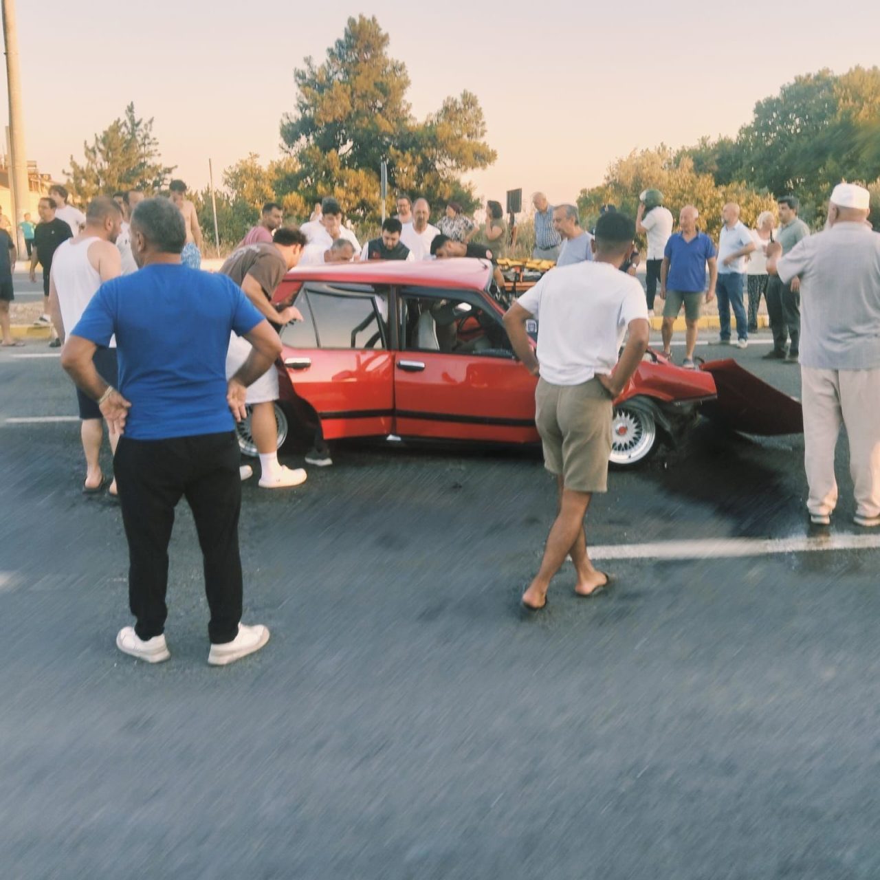 Balıkesir’in Edremit ilçesinde iki otomobilin kavşakta çarpışması sonucu meydana gelen