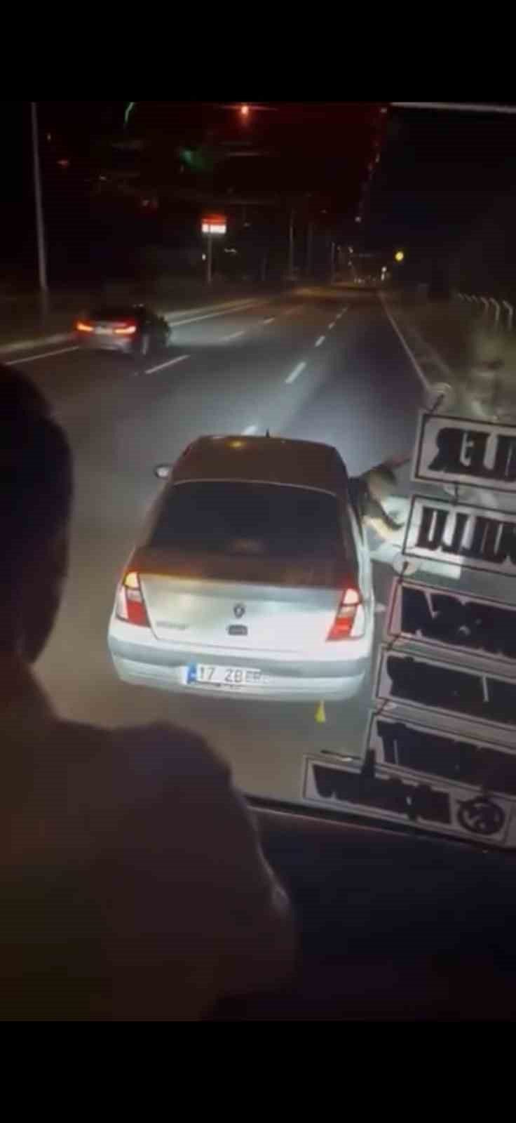 Balıkesir’in Edremit ilçesinde alkollü şekilde yolcu otobüsünün önünü kesip araca