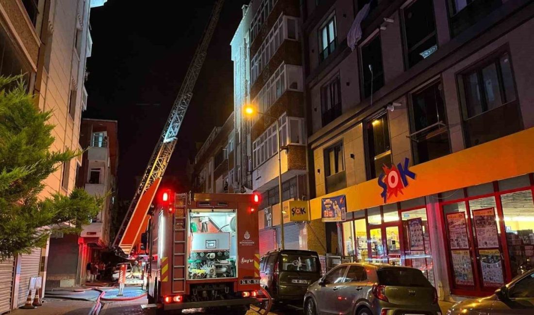 İstanbul Esenyurt’ta 4 katlı binanın çatısında bilinmeyen nedenle yangın çıktı.
