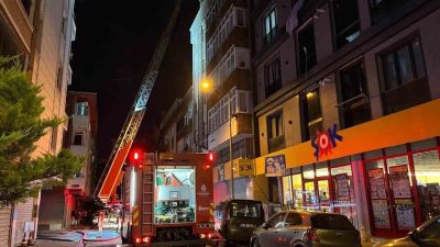 İstanbul Esenyurt’ta 4 katlı binanın çatısında bilinmeyen nedenle yangın çıktı.