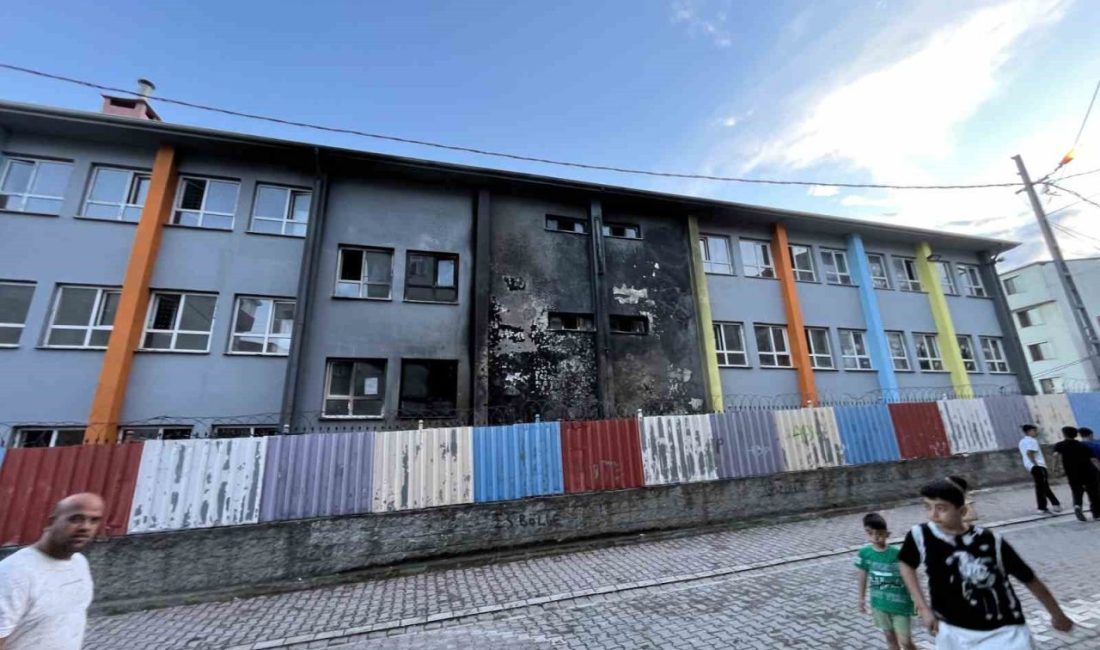 İstanbul Esenyurt’ta 3 katlı ilkokulda duvarın yanına konulan sıralar yandı.