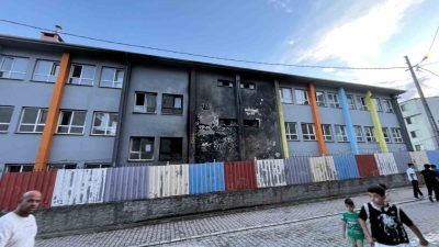 İstanbul Esenyurt’ta 3 katlı ilkokulda duvarın yanına konulan sıralar yandı.