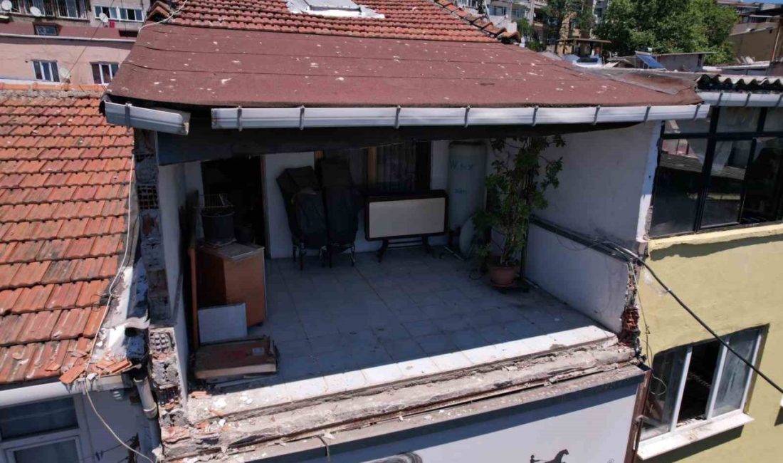 Fatih Laleli’de 5 katlı binanın en üst katından kopan beton