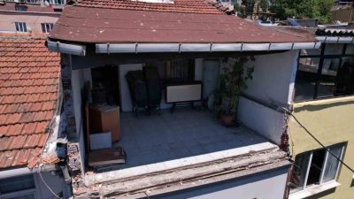 Fatih Laleli’de 5 katlı binanın en üst katından kopan beton