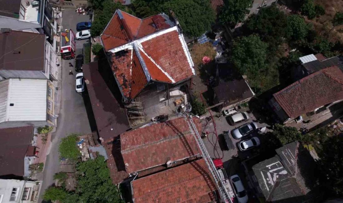İstanbul’un Fatih ilçesinde 2 katlı tarihi ahşap binanın çatısında yapılan