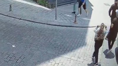 Fatih’te park halindeki bir aracın kapısını açarak içerisindeki çantayı çaldığı