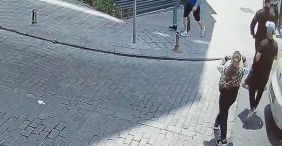 Fatih’te park halindeki bir aracın kapısını açarak içerisindeki çantayı çaldığı