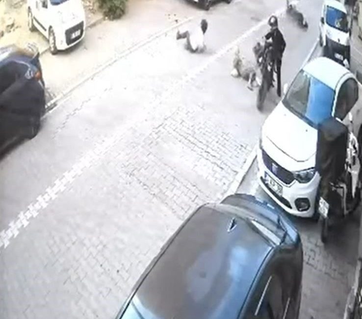 İstanbul’un Esenyurt ilçesinde bir motorlu, gaza fazla basınca ön kaldırarak