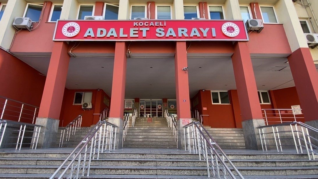 Kocaeli’nin Kandıra ilçesinde komşular arasında “yüksek sesle müzik dinleme” meselesi