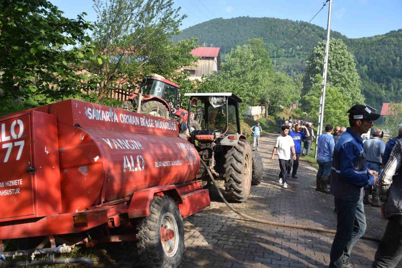 Sakarya’nın Hendek ilçesinde iki katlı evde çıkan yangına ilk müdahaleyi