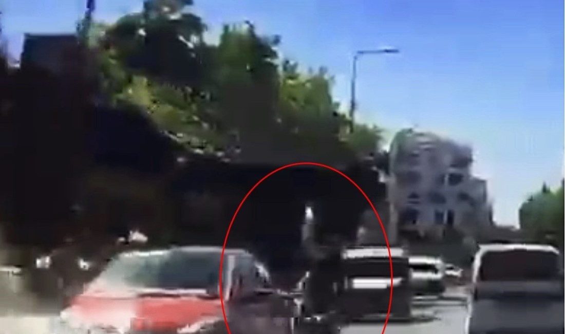 Tekirdağ’ın Çorlu ilçesinde iki şeridin arasında seyreden motosikletin, aynı yönde