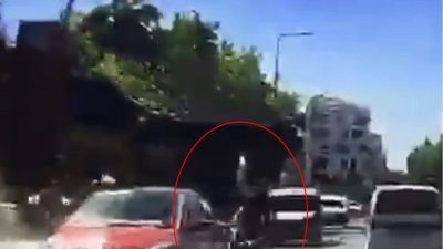 Tekirdağ’ın Çorlu ilçesinde iki şeridin arasında seyreden motosikletin, aynı yönde