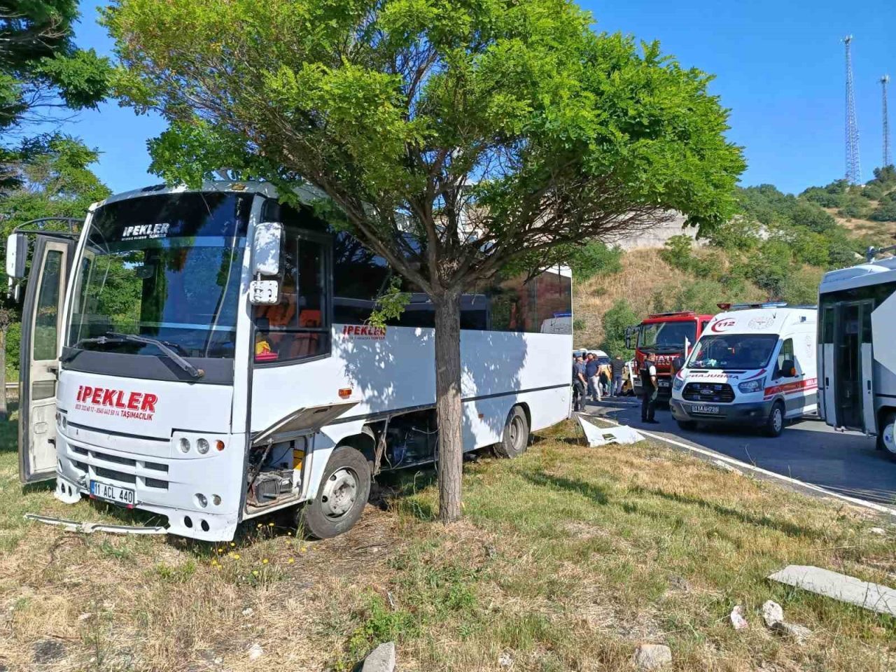 Bilecik’te işçi servisi ile hafif ticari aracın çarpışması sonucu meydana