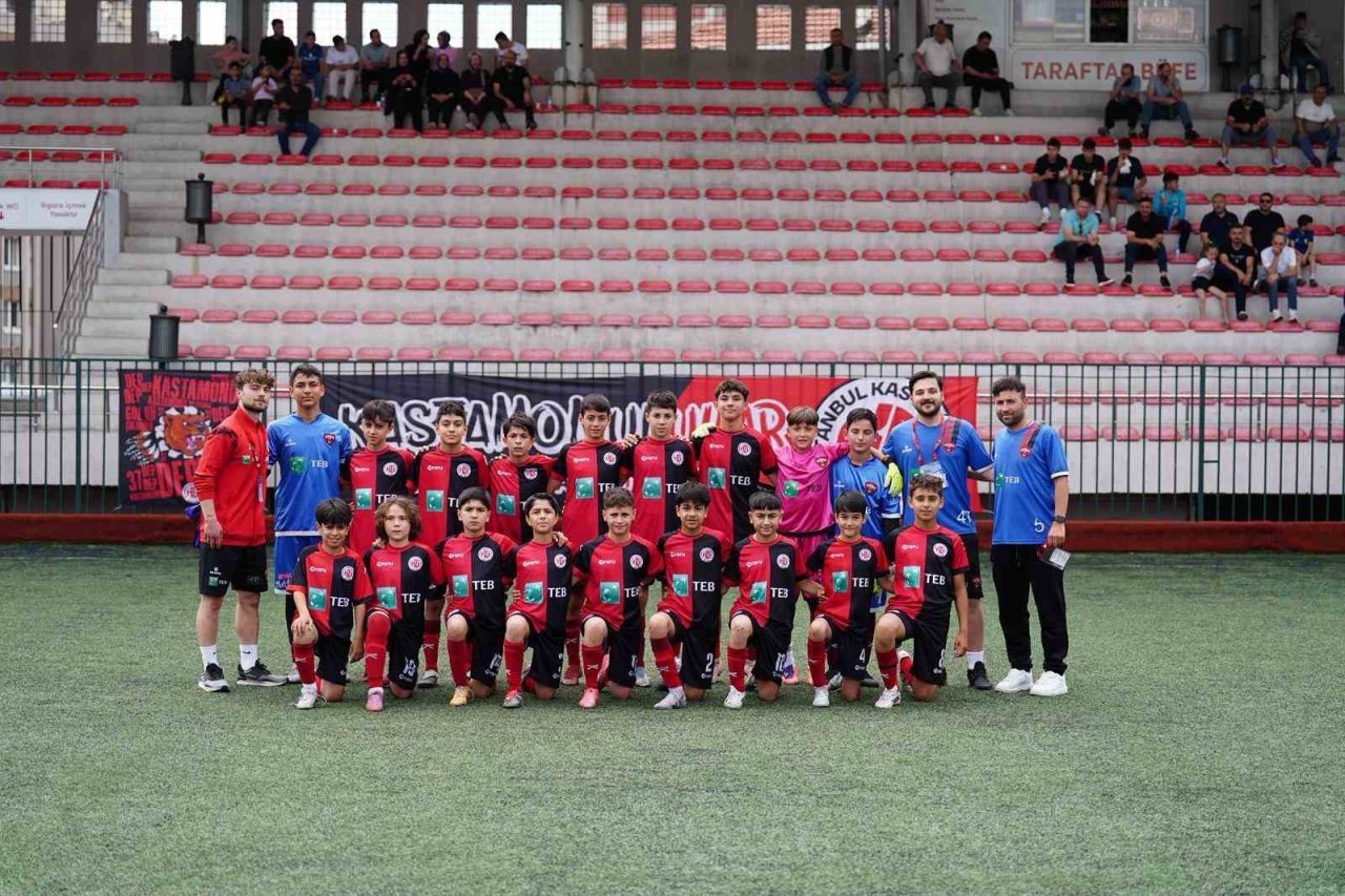 İstanbul Kastamonuspor U13 takımı, ligin bitimine bir hafta kala şampiyonluğunu
