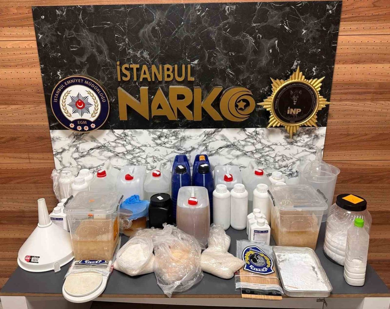 İstanbul’un Bayrampaşa ilçesinde bir eve düzenlenen operasyonda, 30 kilo katı