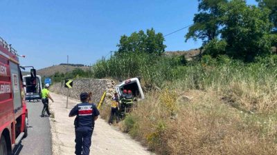 Bilecik’te istinat duvarına çarpıp yan yatan hafif ticari aracın içinde