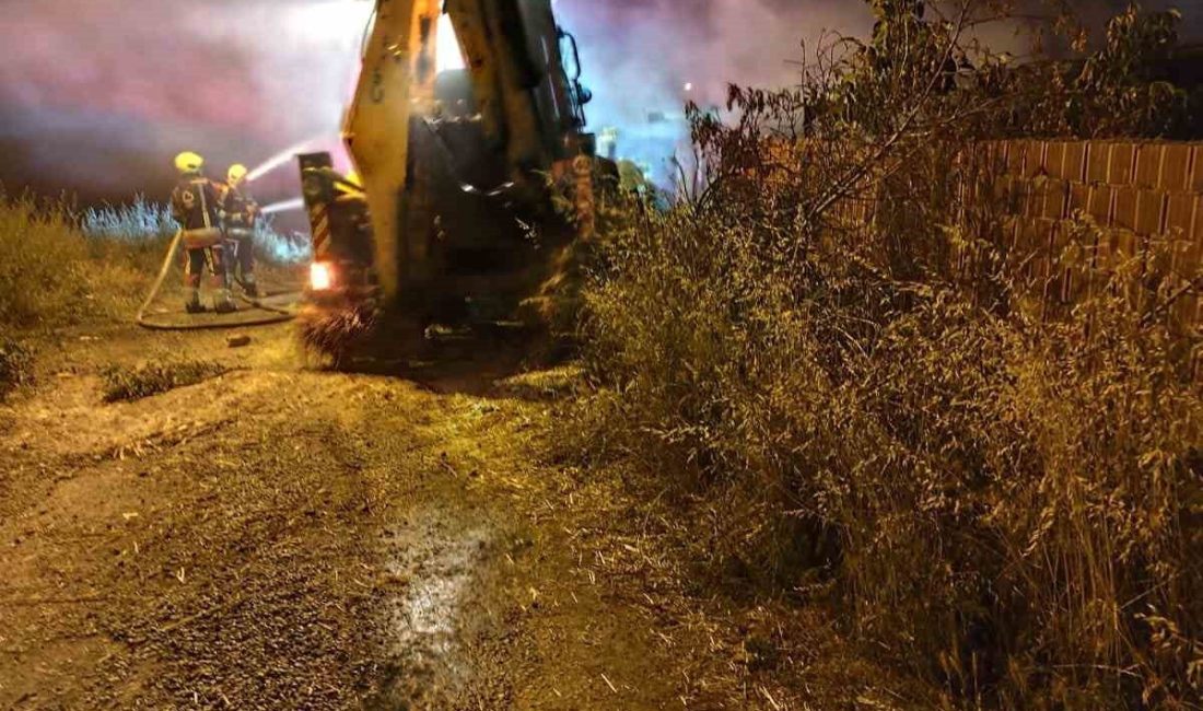 Balıkesir’in İvrindi ilçesinde ahırda çıkan yangında 200 ot balyası kül