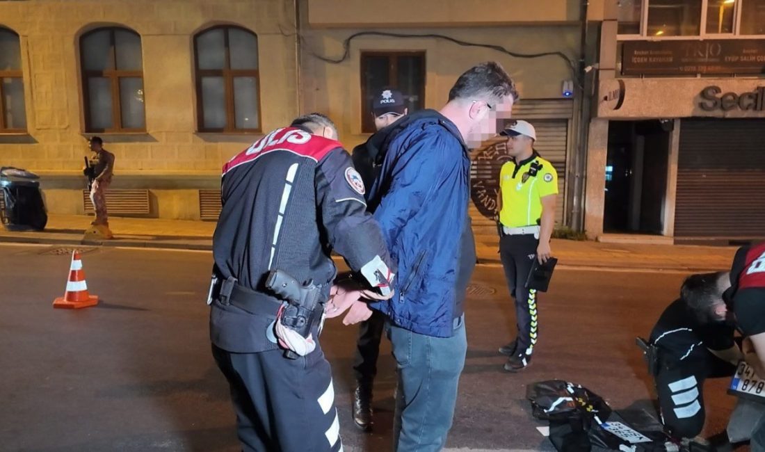 Kadıköy’de polis ekiplerince helikopter destekli gerçekleştirilen asayiş ve trafik uygulamasında