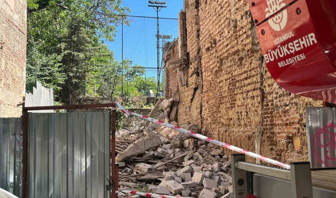Kadıköy Caferağa Mahallesi’nde kentsel dönüşüm kapsamında yıkımı yapılan bir binada