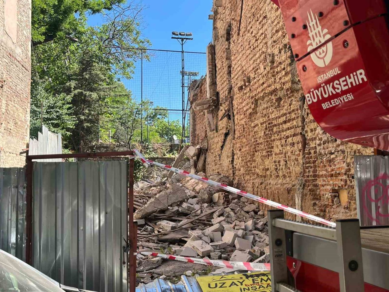 Kadıköy Caferağa Mahallesi’nde kentsel dönüşüm kapsamında yıkımı yapılan bir binada