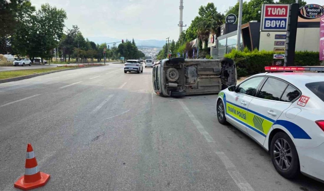 Bursa’da sürücüsünün direksiyon hakimiyetini kaybetmesiyle kaldırıma çarpan araç takla attı.