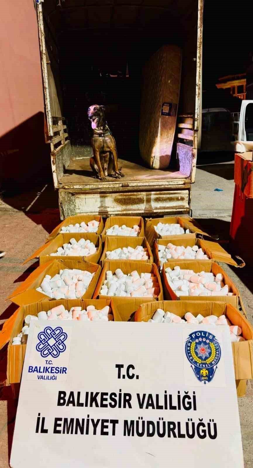 Balıkesir’in Karesi ilçesinde narkotik ekiplerince düzenlenen operasyonda, ev eşyalarının arasına