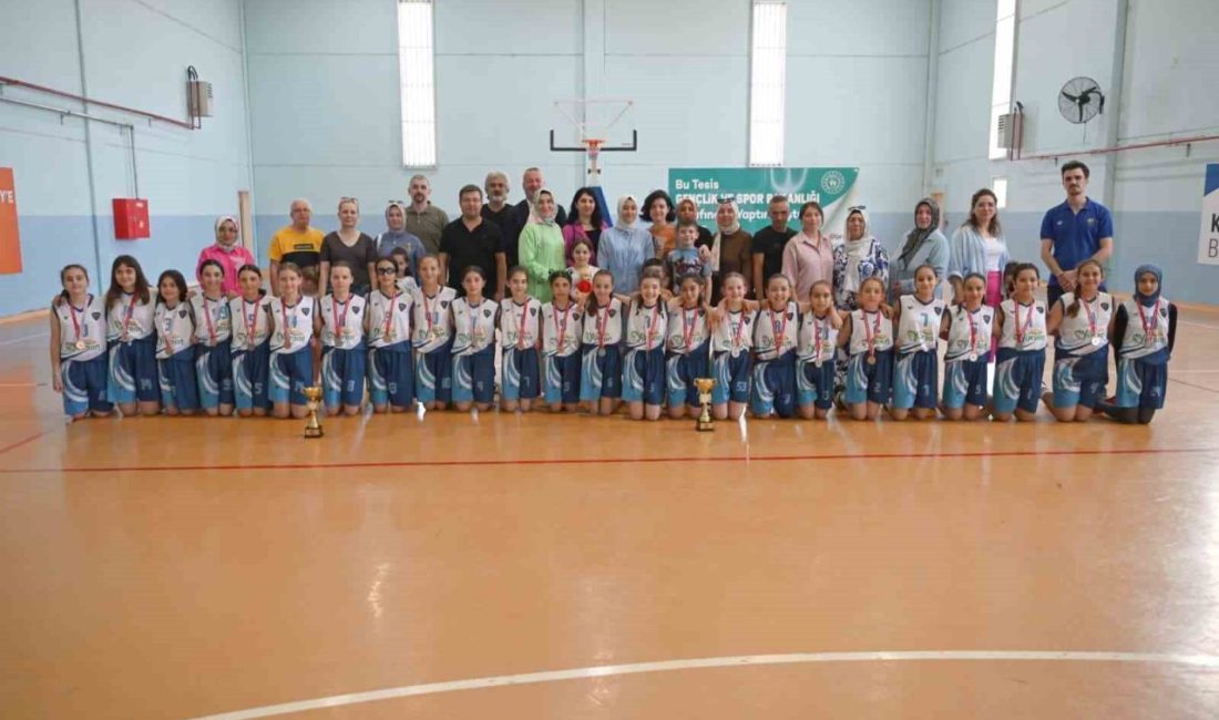 Karacabey Belediyespor’un minik kız basketbol takımları, Bursa genelinde düzenlenen liglerde