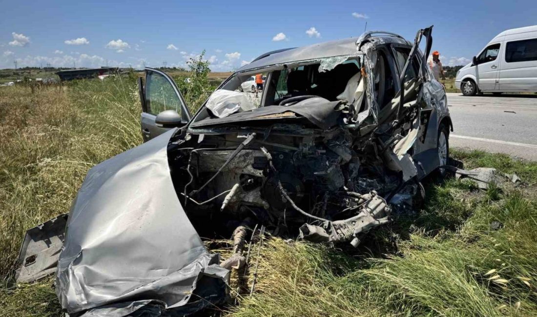 Edirne’nin Süloğlu Kavşağı yakınlarında meydana gelen feci trafik kazasında, tır