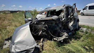 Edirne’nin Süloğlu Kavşağı yakınlarında meydana gelen feci trafik kazasında, tır
