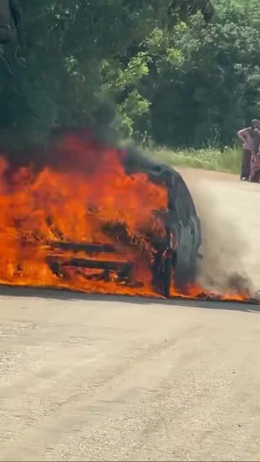 Bursa’nın Kestel ilçesinde seyir halindeyken motor kısmından dumanlar yükselen otomobil,
