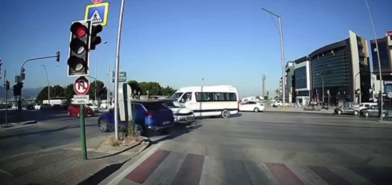 Bursa’da kırmızı ışık ihlali yaptığı iddia edilen otomobil, kavşakta seyreden